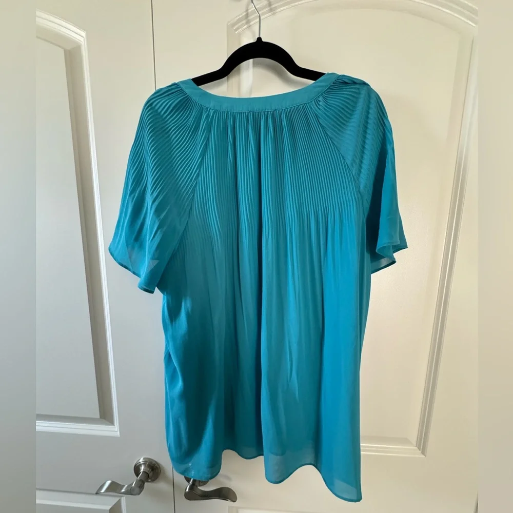 Tahari Turquoise Flutter Sleeve Blouse with Pleated Details 2x - Picture 2 of 11